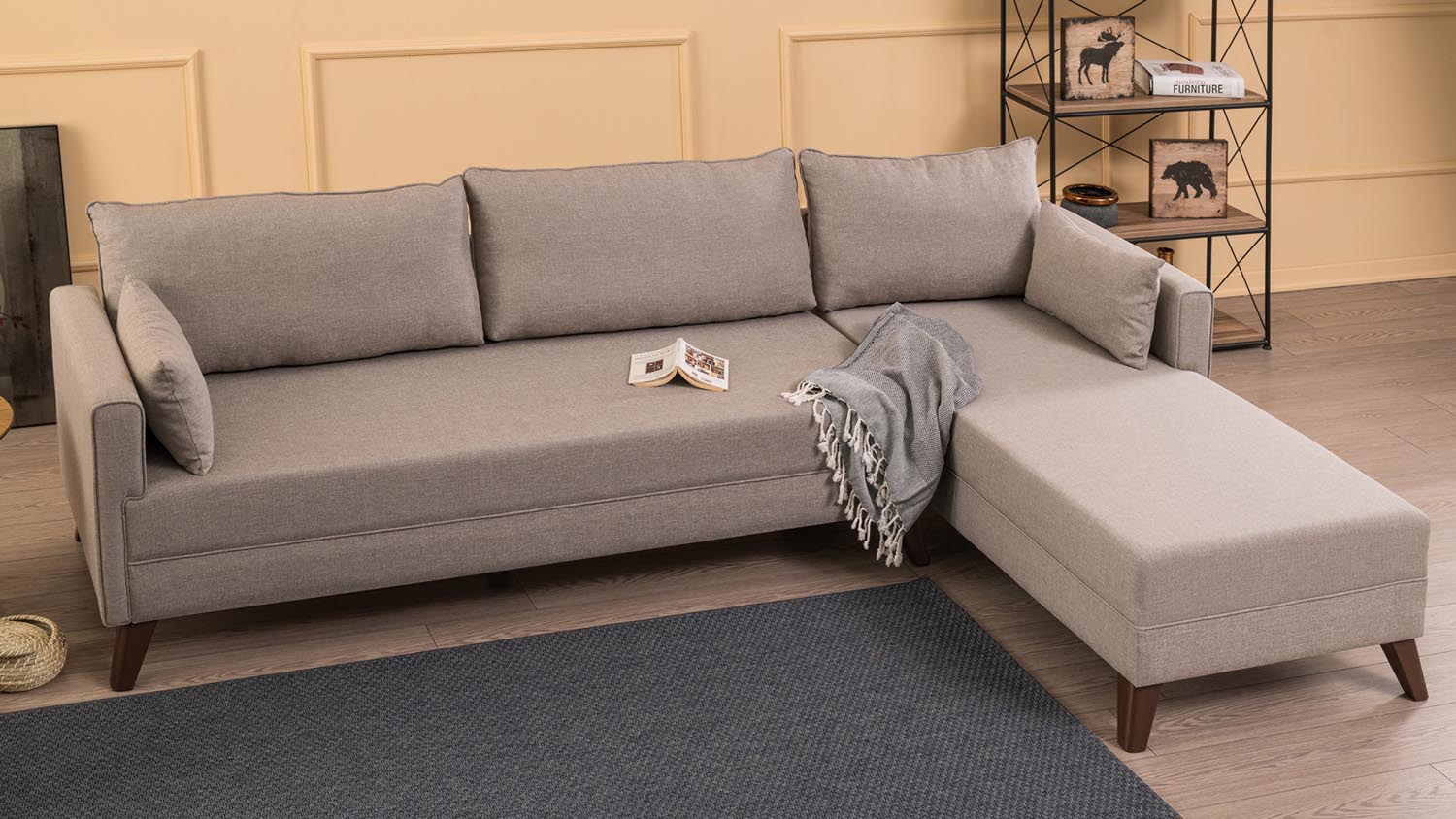 Verleihen Sie Ihrem Wohnzimmer mit dem Bella Corner Sofa Right 1 in Sahne von Atelier Del Sofa einen Hauch von Eleganz und Komfort.