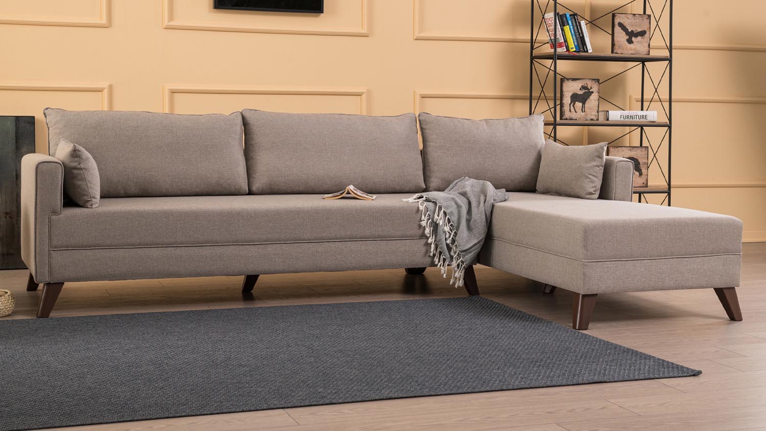 Entdecken Sie das Bella Corner Sofa Right 1 in Sahne – der perfekte Mix aus modernem Design und unvergleichlichem Komfort für Ihr Zuhause.