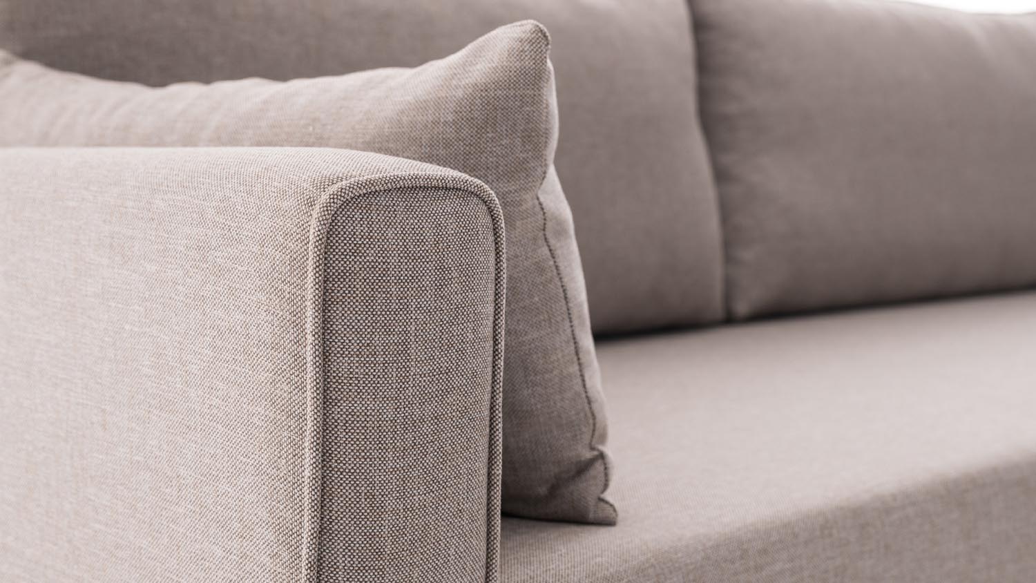 Entdecken Sie das Bella Corner Sofa Right 1 in Sahne – Ihr stilvolles Ecksofa für modernen Komfort und pflegeleichte Eleganz im Wohnzimmer.
