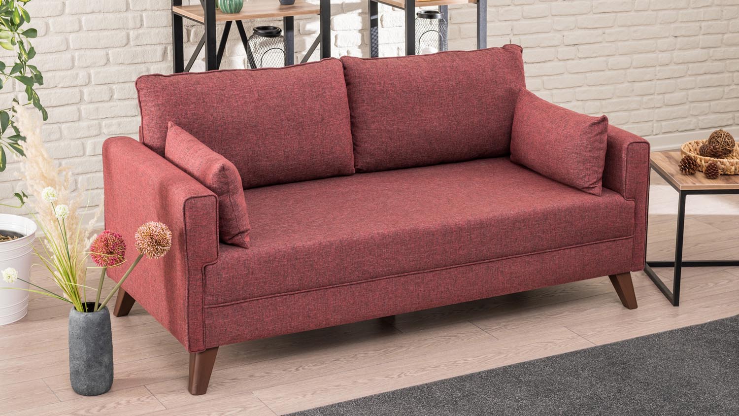 Entdecken Sie das Bella Sofa For 2 Pr in Karmesinrot von Atelier Del Sofa – ein stilvolles 2-Sitzer Sofa, das Komfort und Eleganz vereint.