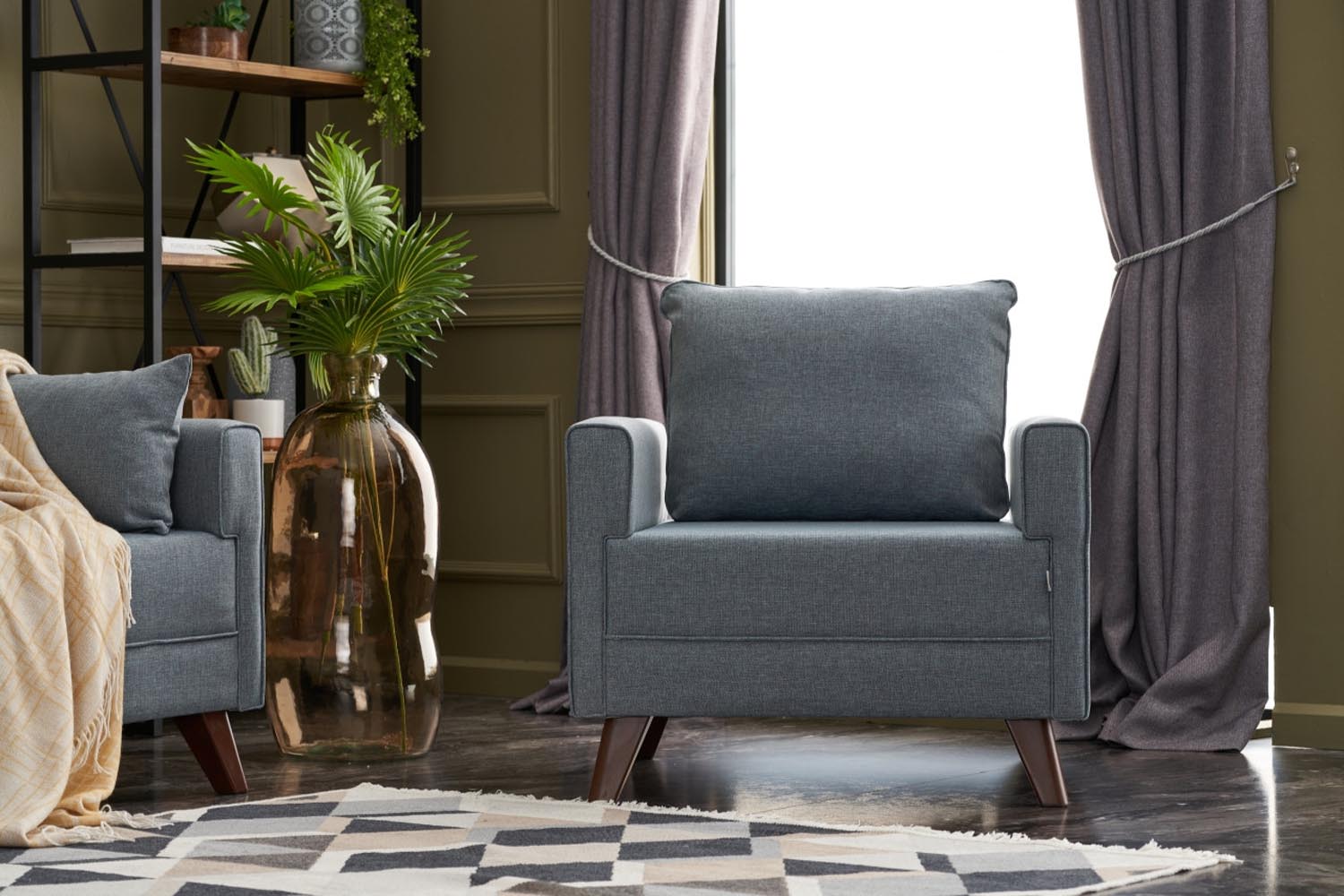 Entdecken Sie das Bella Soft Tekli Koltuk in Blau – ein stilvolles 1-Sitz-Sofa, das Komfort und Eleganz in Ihr Zuhause bringt.