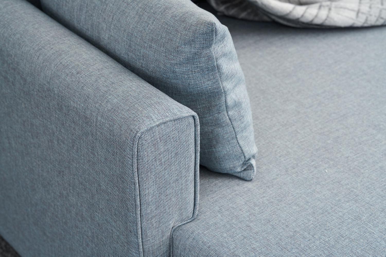 Verleihen Sie Ihrem Wohnraum mit dem blauen Ecksofa-Bett Bella Soft Mini Köşe Right von Atelier Del Sofa einen Hauch von Eleganz und Komfort.