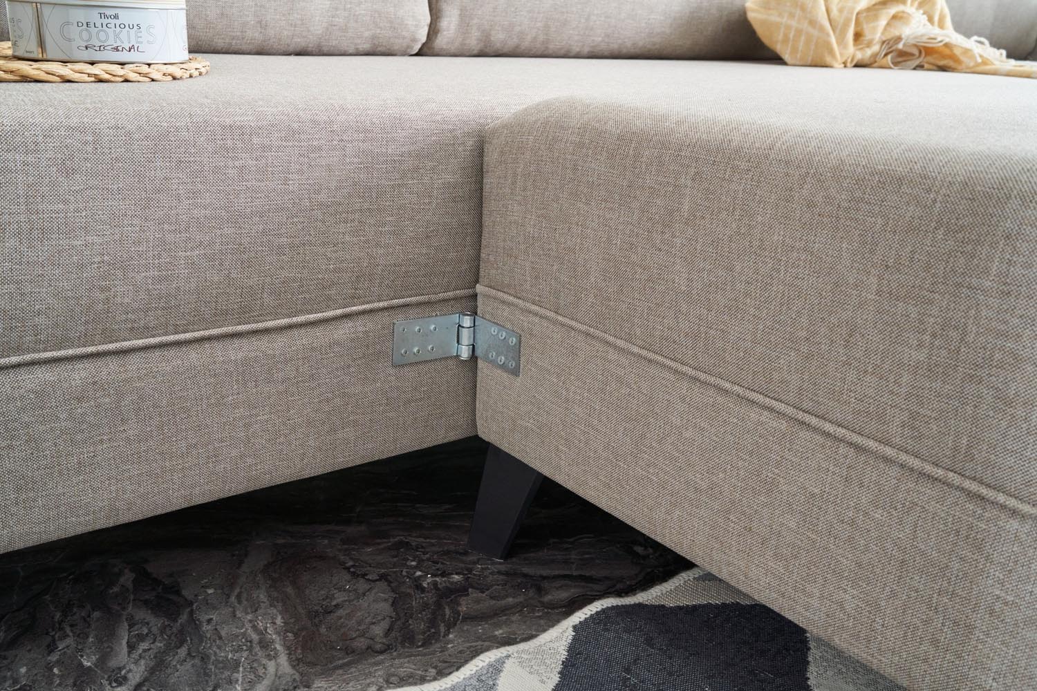 Entdecken Sie das Eris Bettsofa in Sahne: Ein stilvolles Ecksofa-Bett, das Funktionalität und Eleganz in jeden Raum bringt.