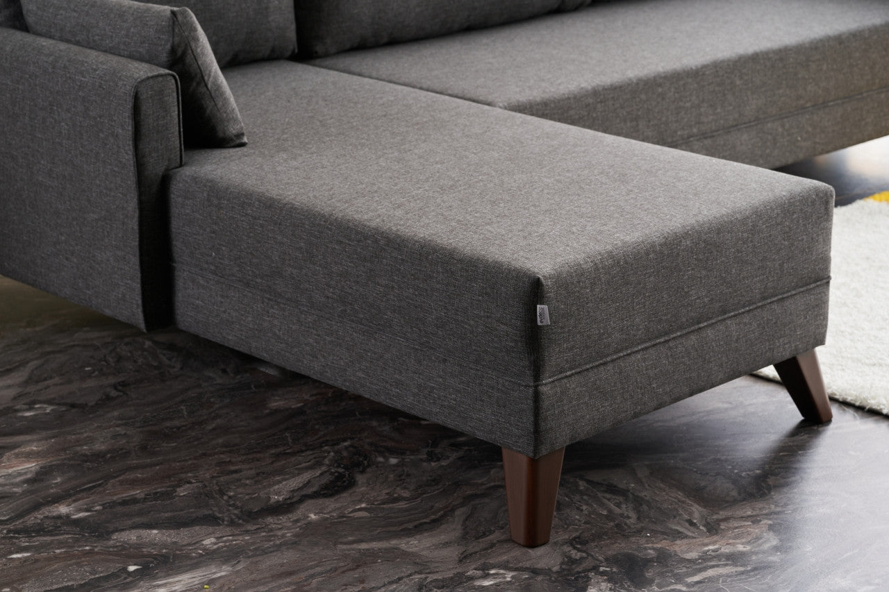 Entdecken Sie das Bella Corner Sofa Left in edlem Anthrazit von Atelier Del Sofa – ein modernes Ecksofa, das Stil, Komfort und Langlebigkeit perfekt kombiniert.