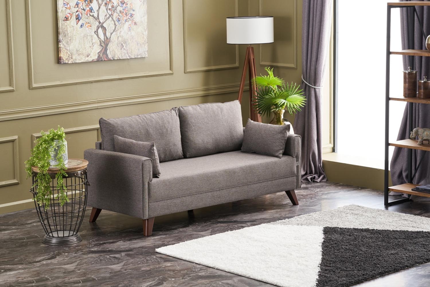 Entdecken Sie das Bella Sofa For 2 Pr in Braun – ein elegantes 2er Sofa, das Komfort und Stil vereint und Ihr Zuhause aufwertet.
