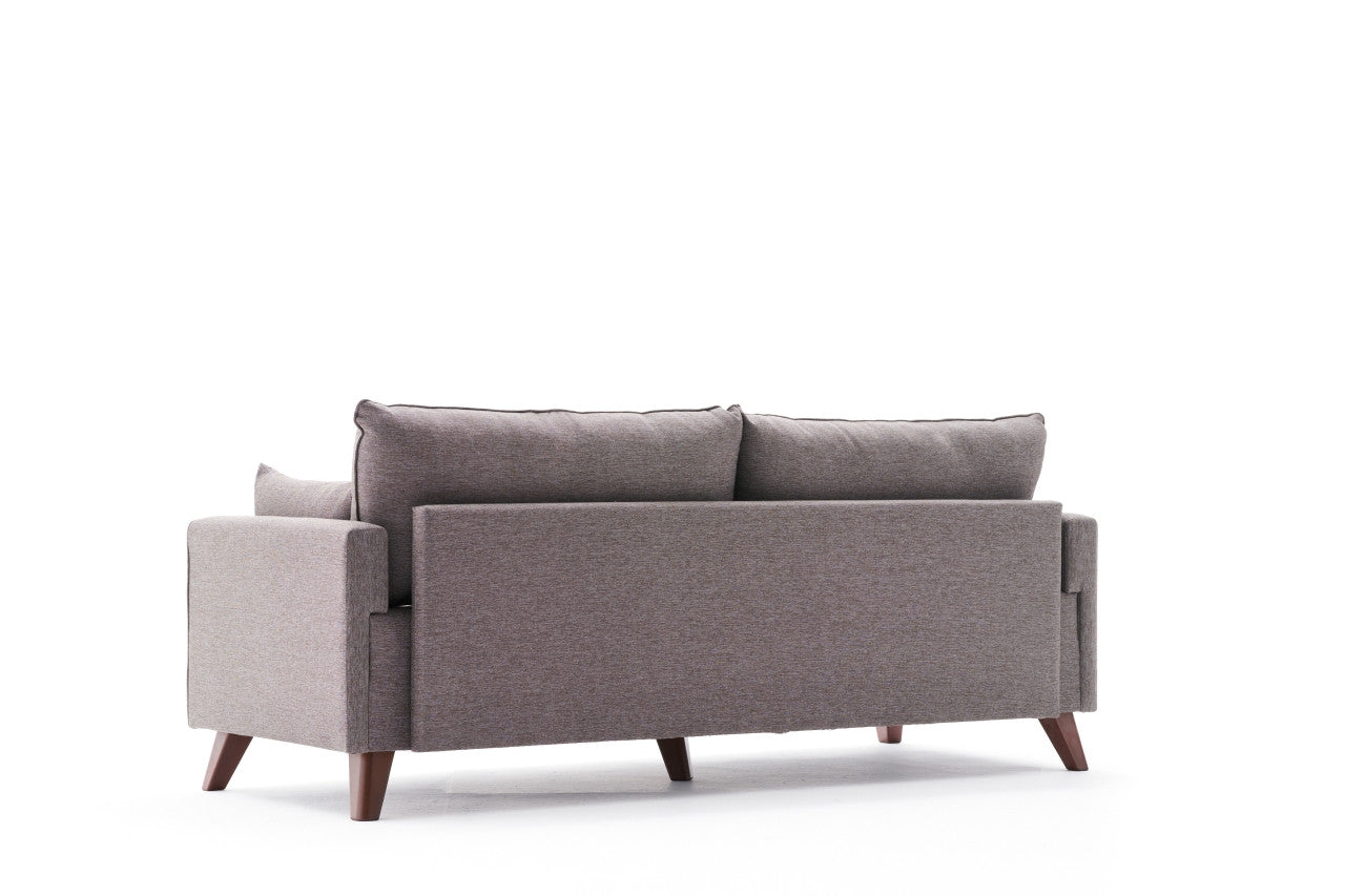 Erleben Sie das Bella Sofa für 3 Personen in luxuriösem Braun von Atelier Del Sofa. Ideal für stilvolle Wohnzimmer, vereint es Komfort und Eleganz.