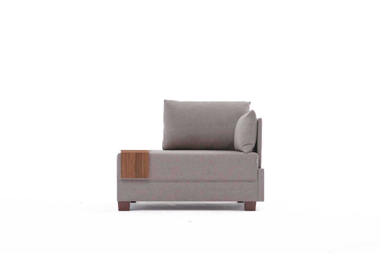 Erleben Sie das Fly Right Modulares Sofa in Beige von Atelier Del Sofa – ein elegantes Design, das perfekten Komfort und einfache Pflege bietet.