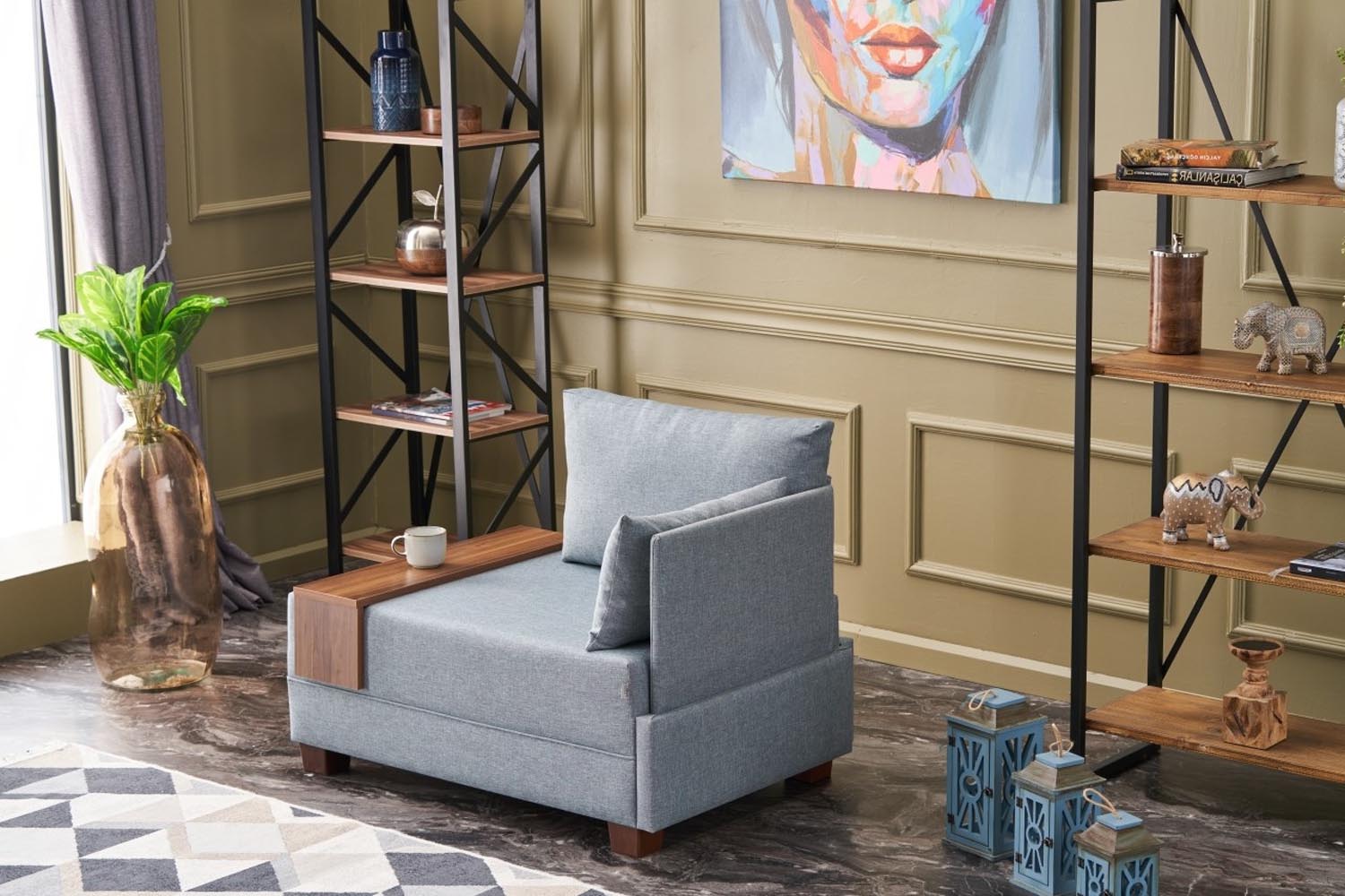 Erleben Sie das Fly Right Modulares Sofa in sanftem Blau – ein elegantes 1-Sitzer-Sofa, das höchsten Komfort und zeitlose Schönheit in Ihr Zuhause bringt.