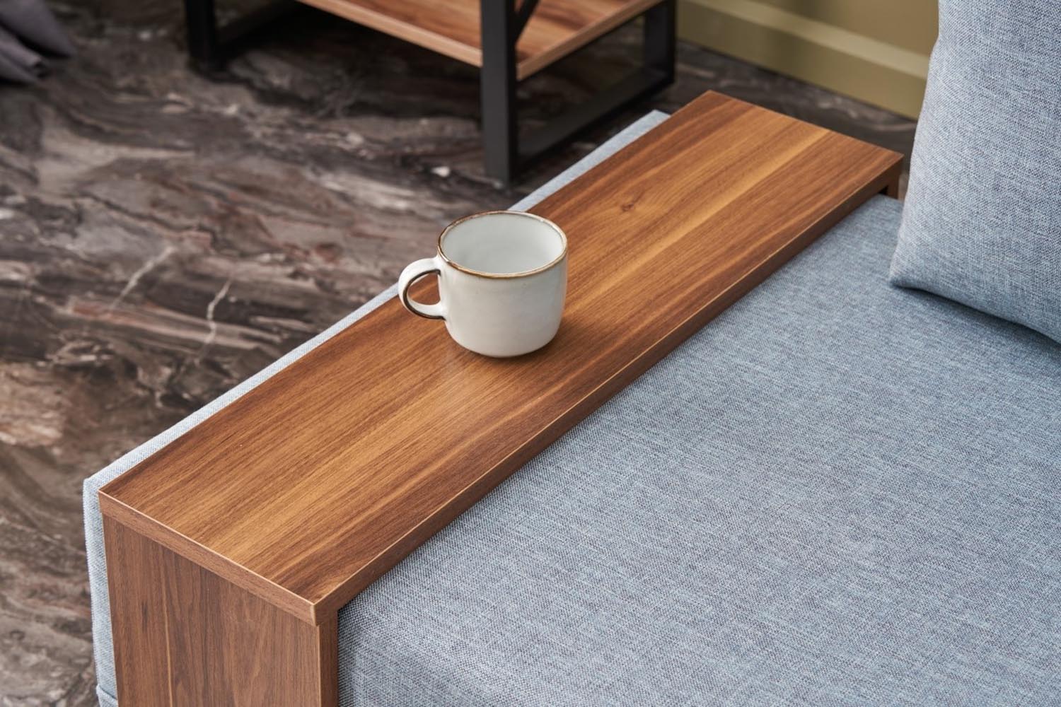 Erleben Sie das Fly Right Modulares Sofa in elegantem Blau – ein 1-Sitzer, der höchsten Komfort und zeitlose Schönheit in Ihr Zuhause bringt.