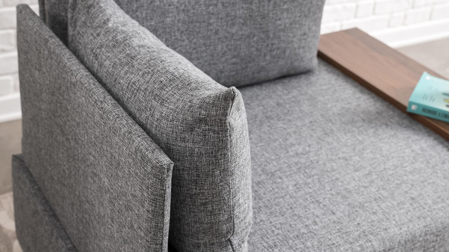 Entdecken Sie den Fly Armchair Left in stilvollem Grau von Atelier Del Sofa. Ideal für moderne Wohnräume, vereint er Komfort und elegantes Design.