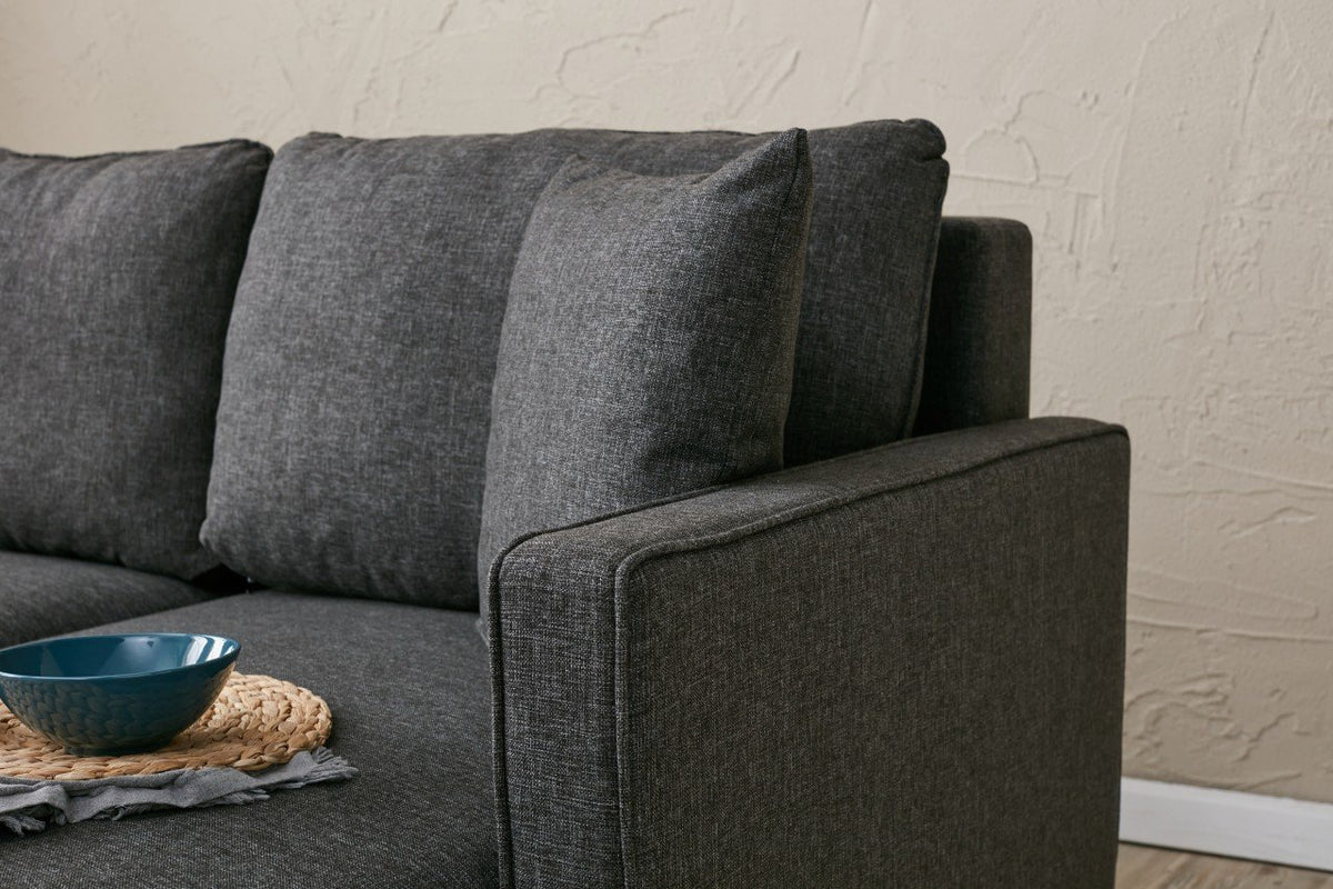Eva Left Ecksofa - Anthrazit in Anthrazit präsentiert im Onlineshop von KAQTU Design AG. L-Sofa rechts ist von Atelier Del Sofa