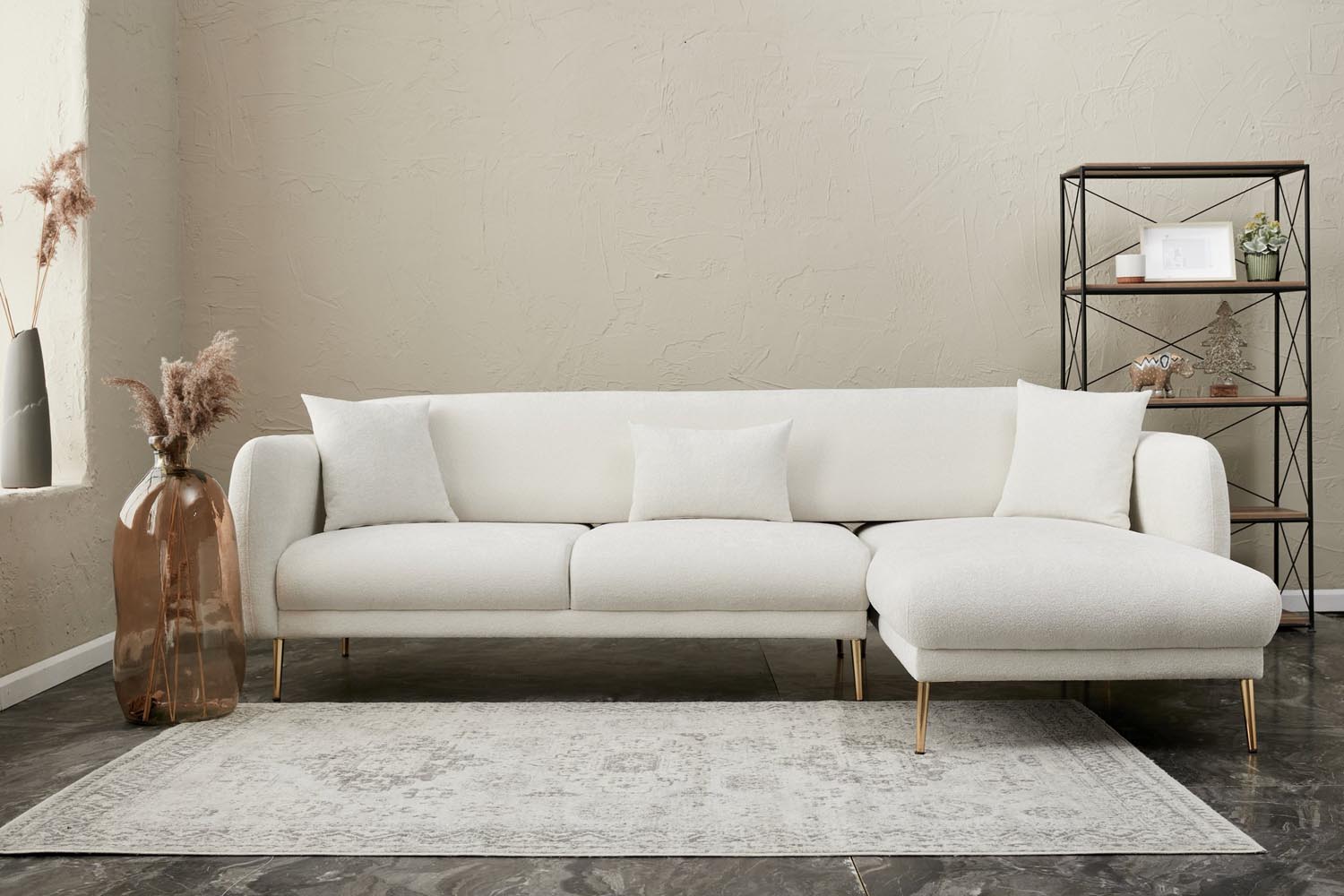 Entdecken Sie das elegante Simena Right Bettsofa in Creme und Gold von Atelier Del Sofa. Stilvolles Design trifft auf höchsten Komfort!