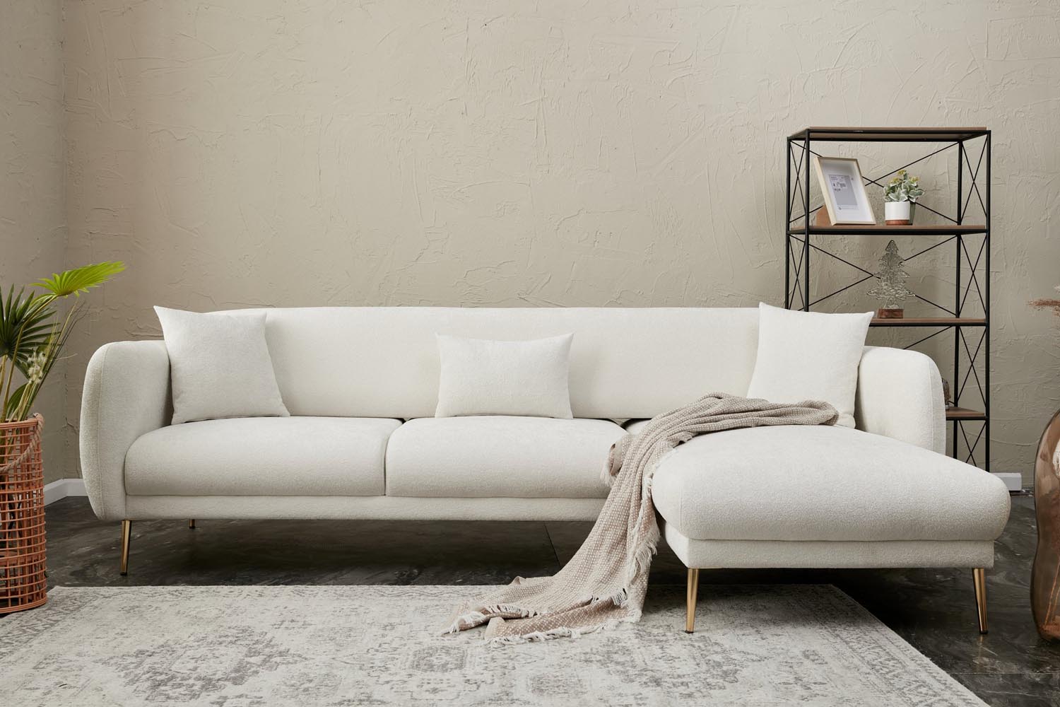 Erleben Sie das luxuriöse Simena Right Bettsofa in Creme und Gold von Atelier Del Sofa – die perfekte Kombination aus modernem Stil und unvergleichlichem Komfort!
