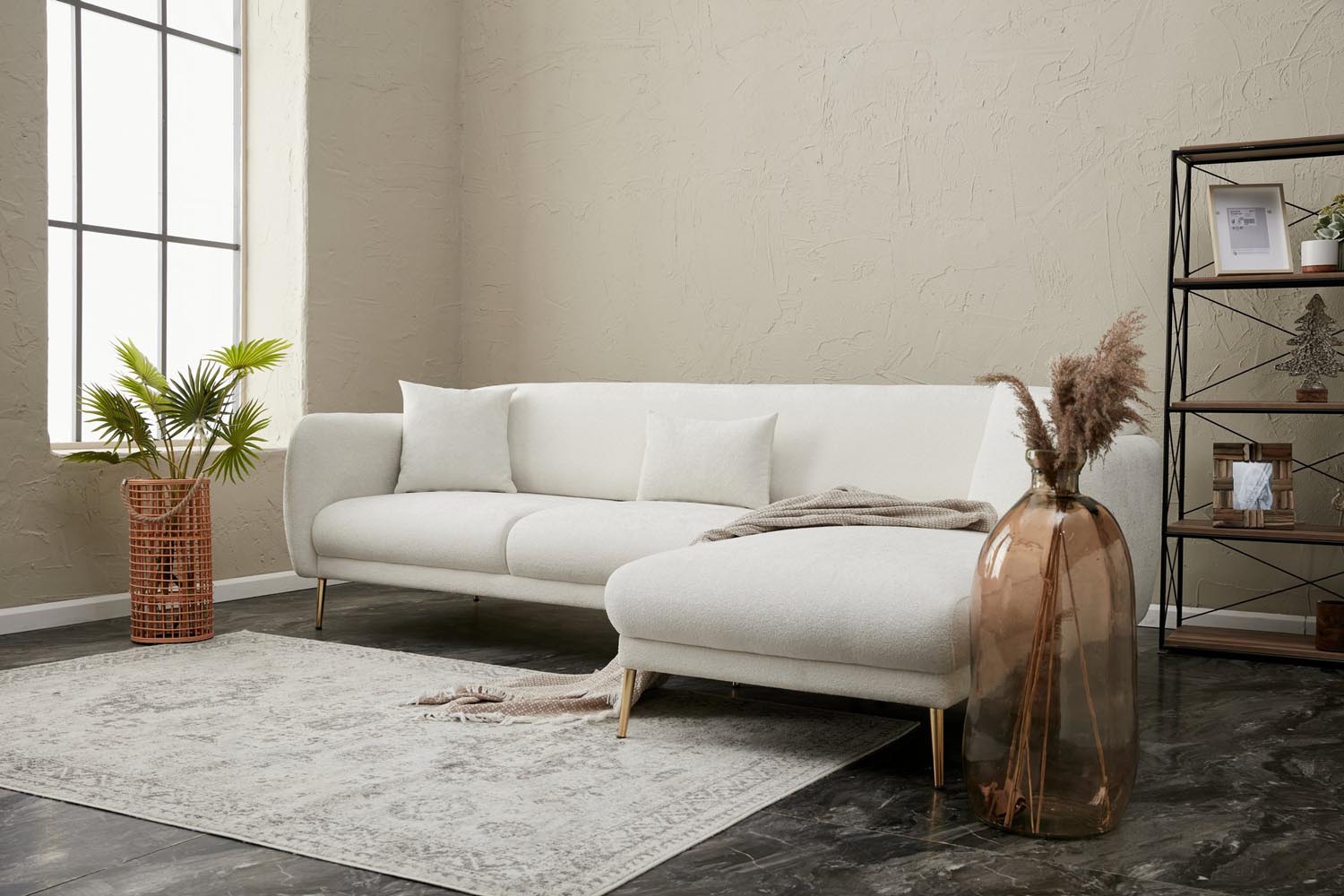 Entdecken Sie das elegante Simena Right Bettsofa in Creme und Gold von Atelier Del Sofa – ein stilvolles Möbelstück, das Komfort und Funktionalität vereint!