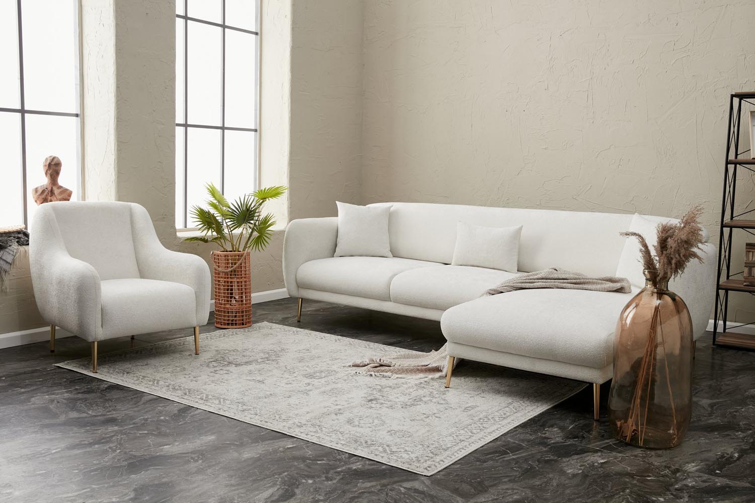Entdecken Sie das stilvolle Simena Right Bettsofa in Creme und Gold von Atelier Del Sofa – ein elegantes Möbelstück, das Komfort und Design vereint!