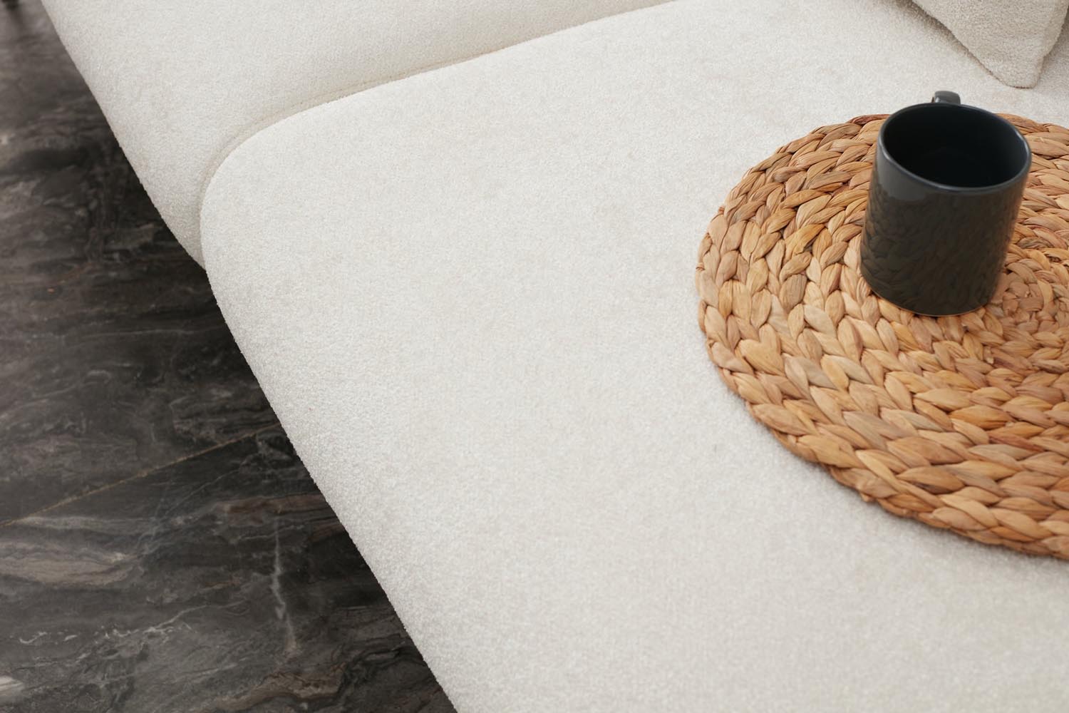 Entdecken Sie das stilvolle Simena Right Bettsofa in Creme und Gold von Atelier Del Sofa – ein elegantes Möbelstück, das Komfort und Design vereint!