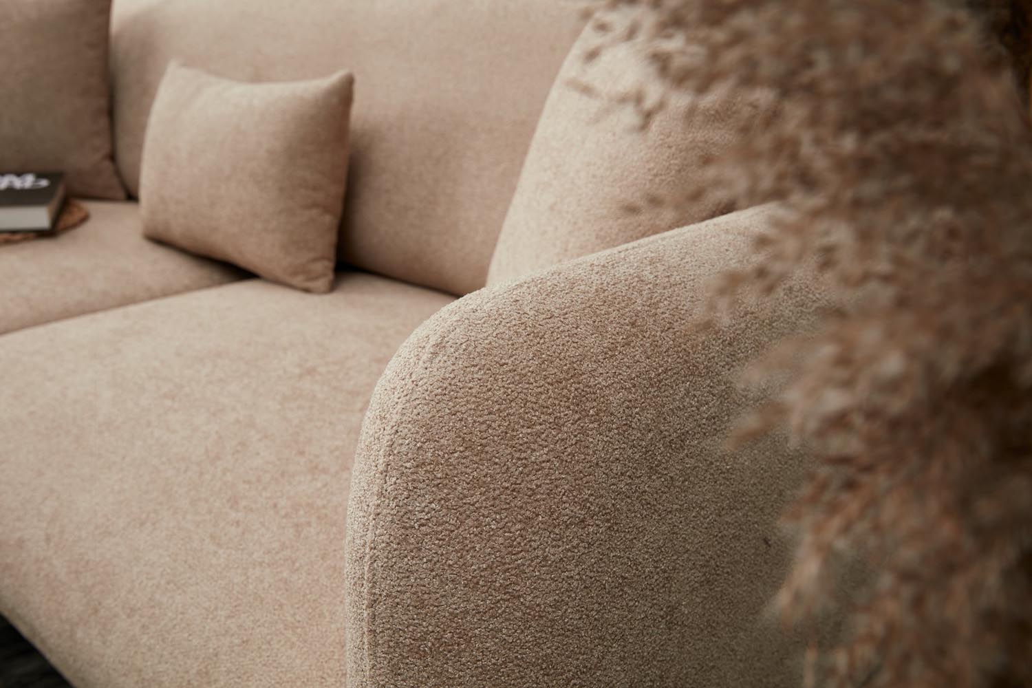 Erleben Sie das Simena - Beige Bettsofa von Atelier Del Sofa, das mit hochwertigem Buchenholz, luxuriösem Stoff und vielseitiger Funktionalität überzeugt.