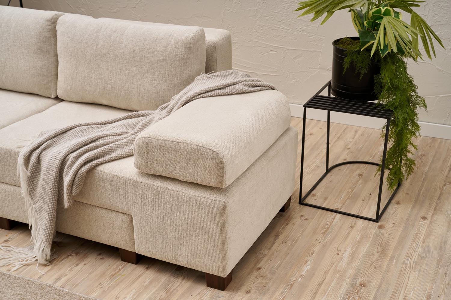 Entdecken Sie das elegante Perenna Chenille Bettsofa in Sahne von Atelier Del Sofa – der perfekte Mix aus Komfort und Stil für Ihr Zuhause.