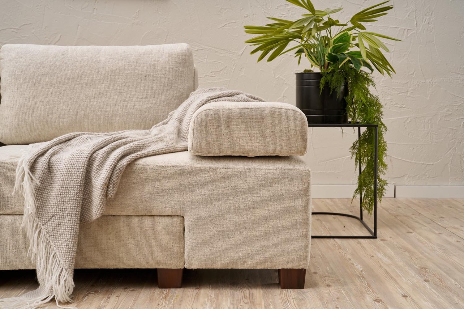 Erleben Sie das Perenna Chenille Bettsofa in Sahne – ein stilvolles, multifunktionales Möbelstück, das Komfort und Eleganz vereint.