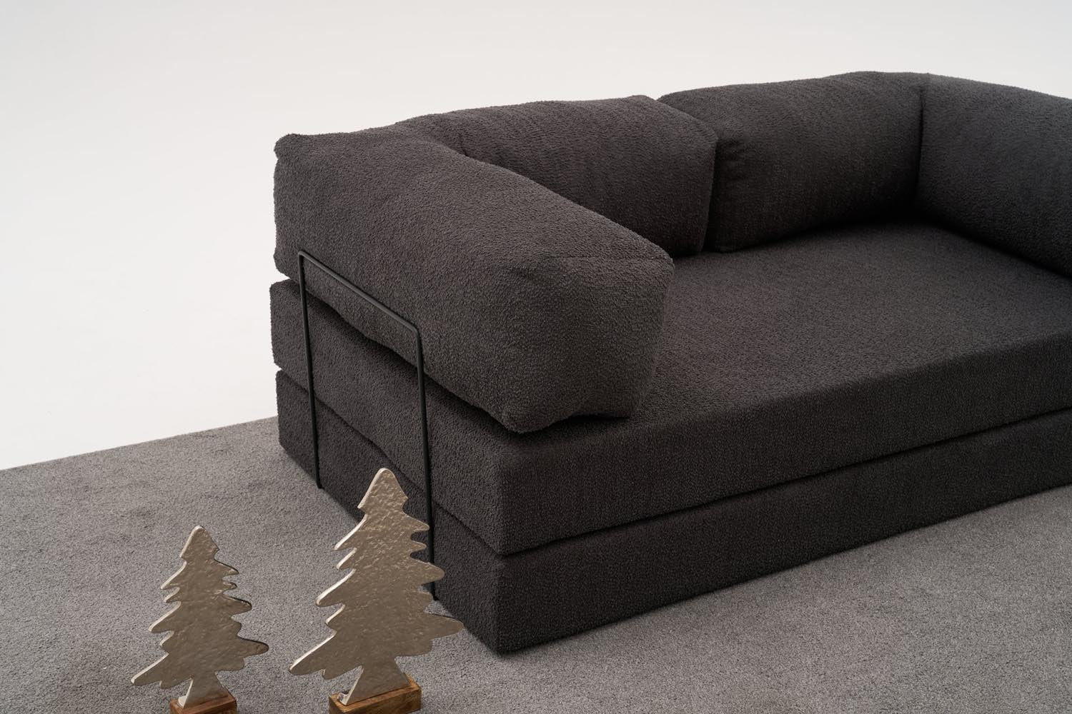 Entdecken Sie das elegante 3-Sitzer-Sofa Comfort in Anthrazit von Atelier Del Sofa. Luxuriöser Chenille-Stoff und optimaler Komfort für Ihr Zuhause.