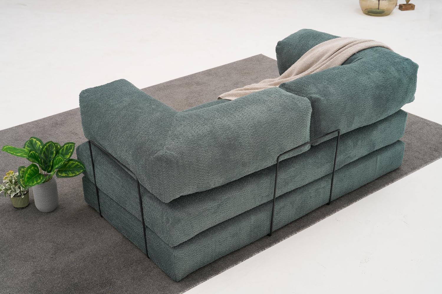 Entdecken Sie das luxuriöse Comfort 3er Sofa in elegantem Grün von Atelier Del Sofa. Perfekt für stilvolle Entspannung und gesellige Abende.