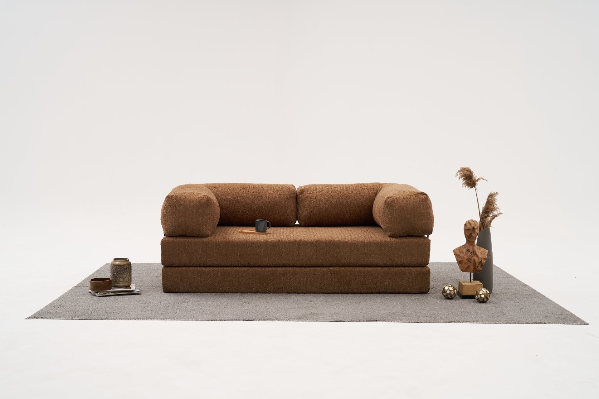 Entdecken Sie das elegante 3-Sitzer-Sofa Comfort - Braun von Atelier Del Sofa. Luxuriöser Chenille-Stoff, optimaler Komfort und nachhaltiges Design für Ihr Zuhause.