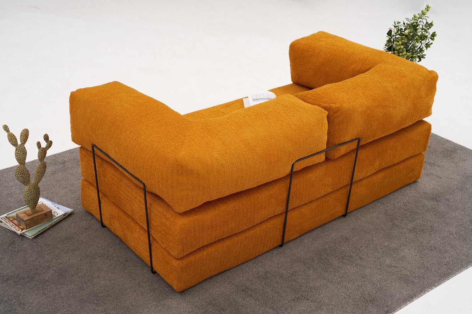 Entdecken Sie das Comfort 3er Sofa in strahlendem Orange von Atelier Del Sofa – der perfekte Mix aus Stil und Gemütlichkeit für Ihr Zuhause.