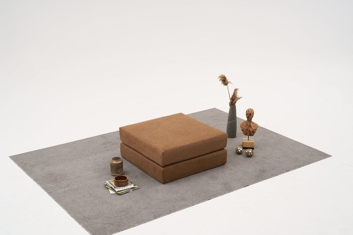 Comfort Pouf von Atelier Del Sofa in Braun, quadratische Form mit Chenille-Bezug, Masse 95 x 95 x 43 cm, ohne Kissen abgebildet.