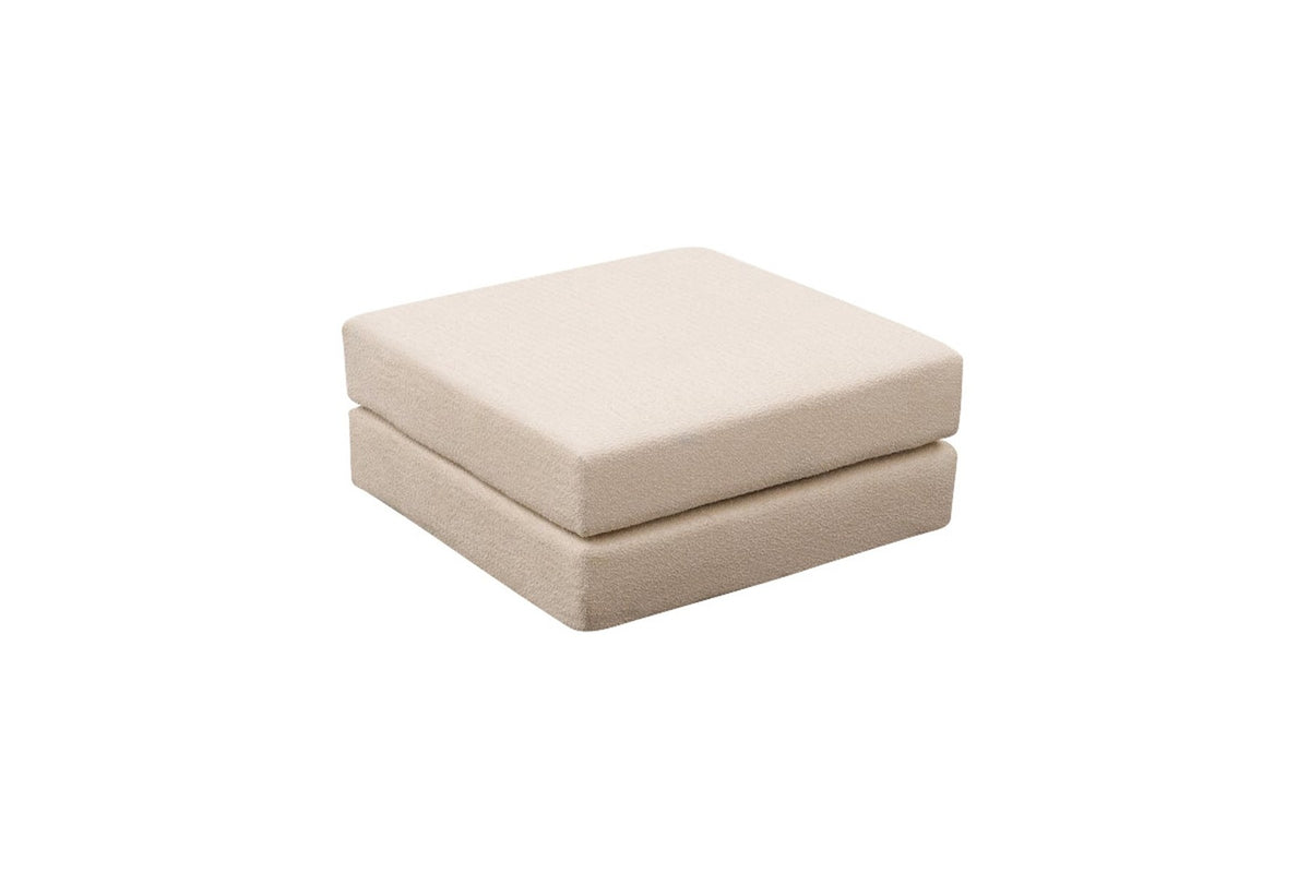 Quadratischer Pouf in Creme mit Chenille-Bezug von Atelier Del Sofa, Masse 95x95x43 cm, weiche Polsterung und schlichte Form ohne Kissen.