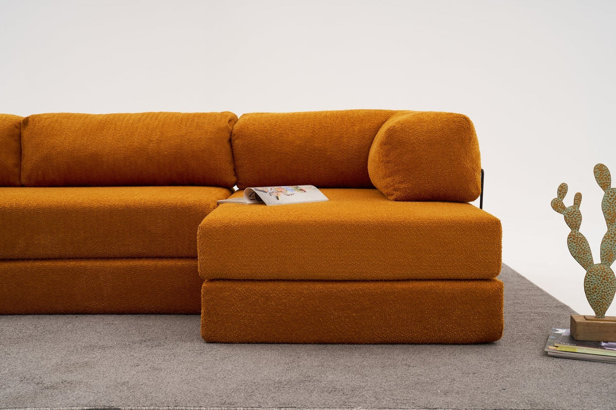 Oranges Ecksofa Comfort von Atelier Del Sofa mit Chenille-Bezug, L-Form und ausklappbarer Liegefläche, fotografiert in Studioumgebung.