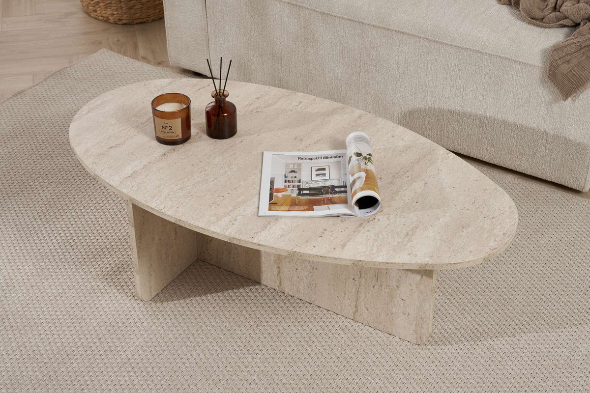 Rechteckiger Couchtisch in Travertin-Optik aus melaminbeschichteter Spanplatte, Masse 120 x 65 x 40 cm, schlichte Formgebung ohne Verzierungen.