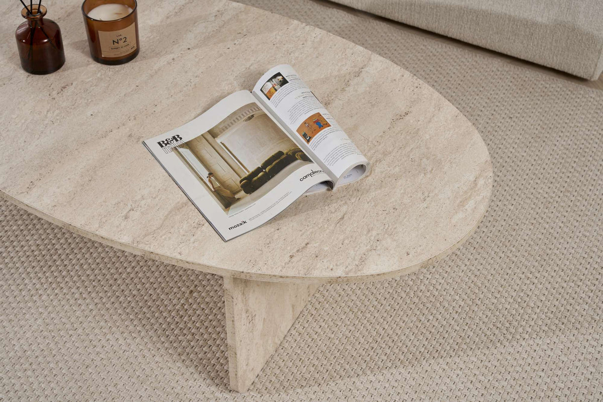 Rechteckiger Couchtisch in Travertin-Optik aus melaminbeschichteter Spanplatte, Masse 120 x 65 x 40 cm, schlichte Formgebung ohne Verzierungen.