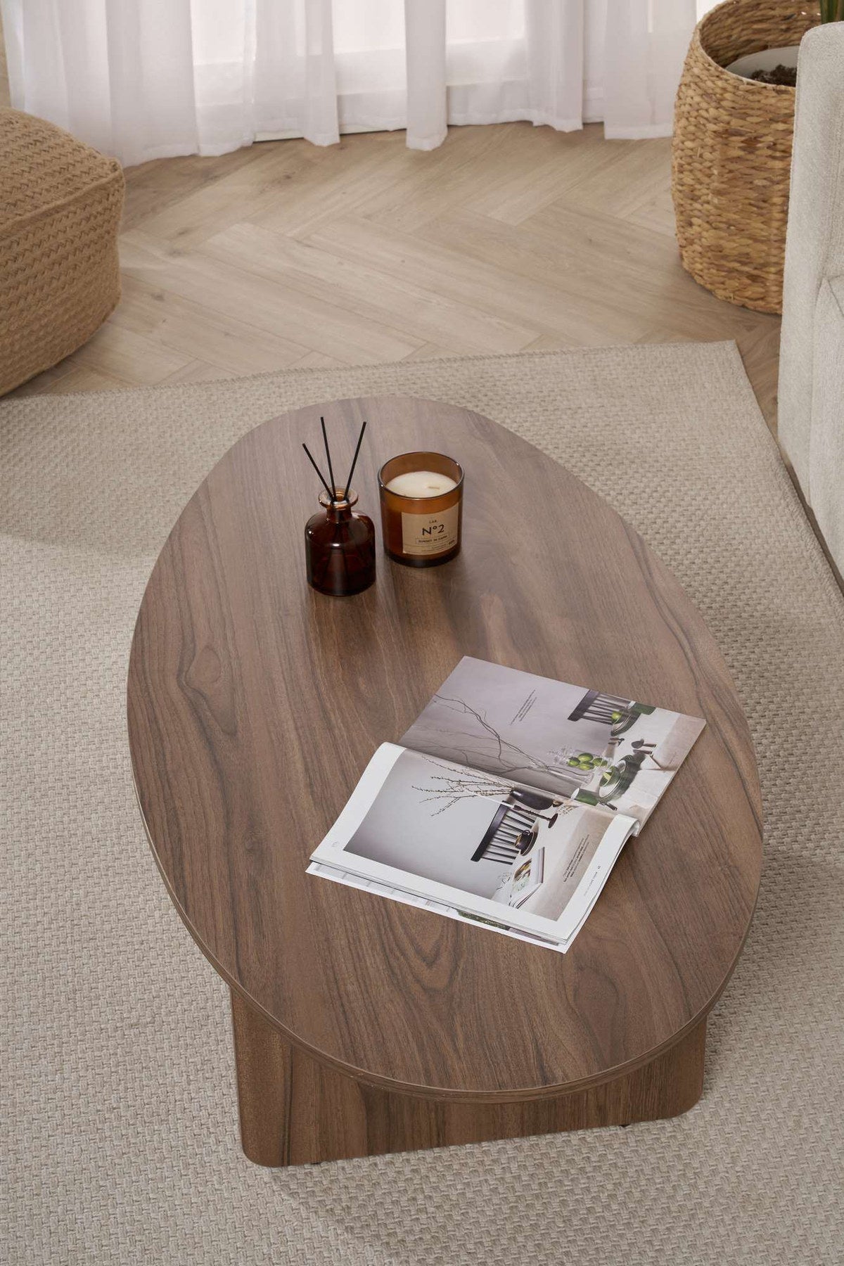 Foto eines rechteckigen Couchtischs in Venezia-Nussbaum-Optik aus melaminbeschichteter Spanplatte mit schlichtem, geradlinigem Design.