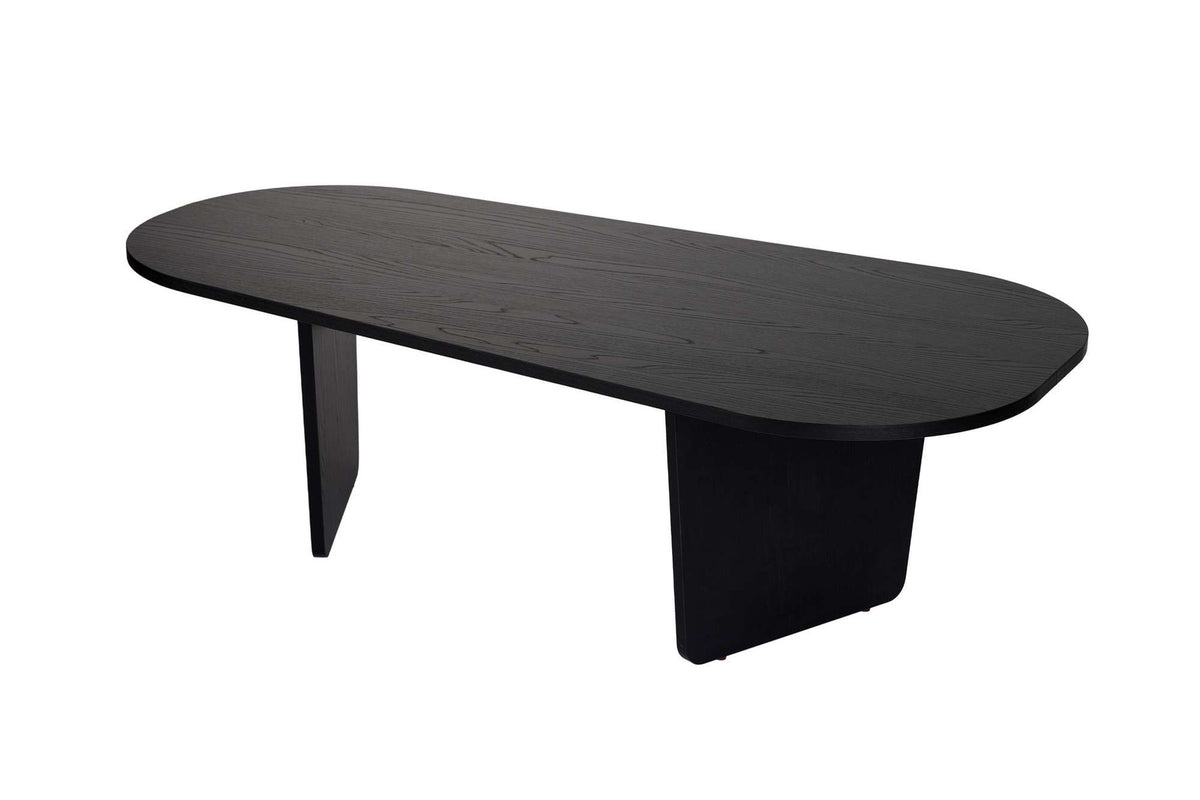 Ovaler Couchtisch aus melaminbeschichteter Spanplatte in Holz Schwarz, schlichte Form, Masse 130x65x40 cm, freistehend im Wohnraum.
