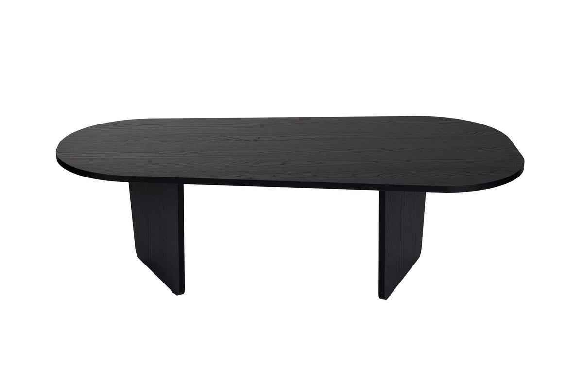 Ovaler Couchtisch aus melaminbeschichteter Spanplatte in Holz Schwarz, schlichte Form, Masse 130x65x40 cm, freistehend im Wohnraum.