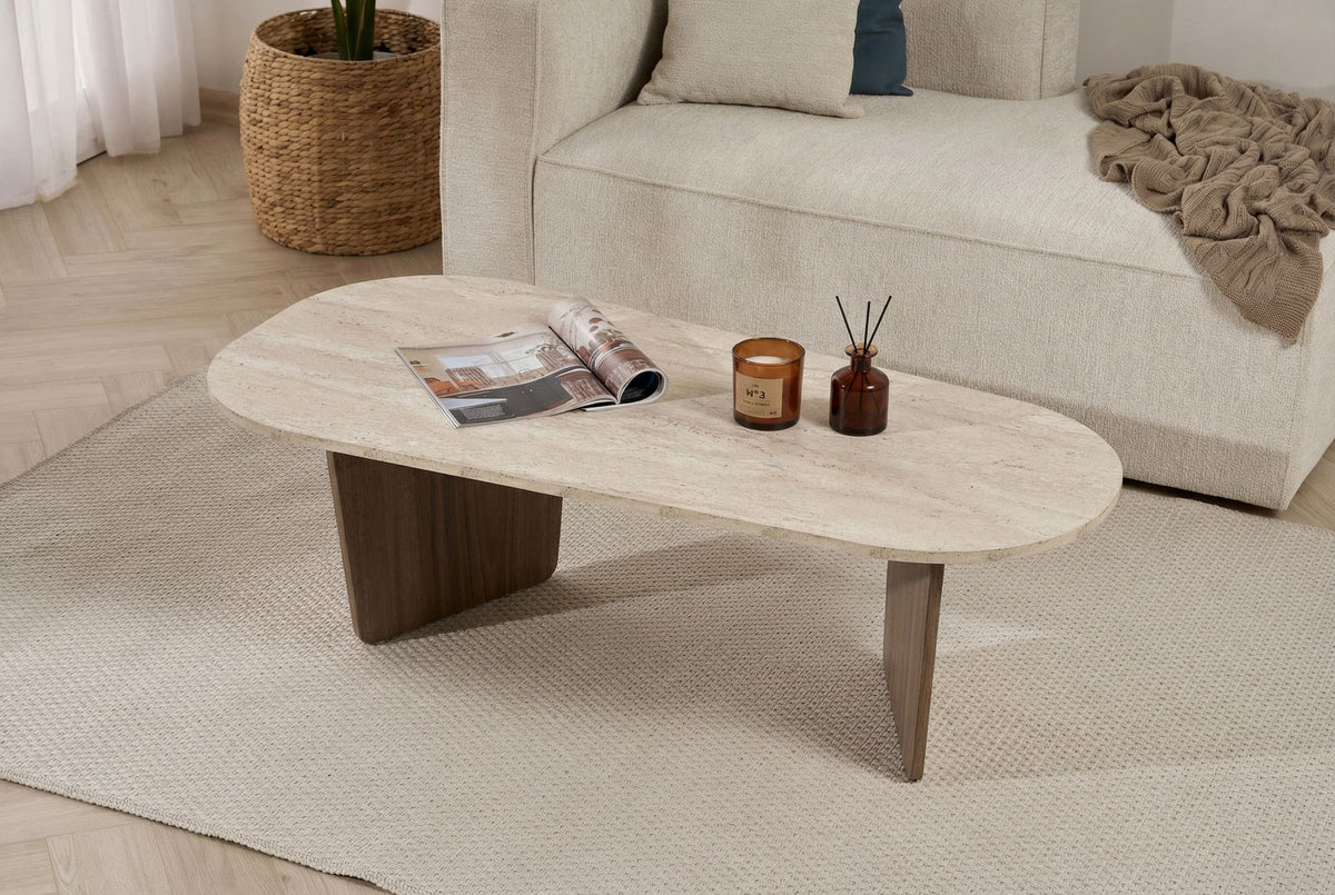 Ovaler Couchtisch aus melaminbeschichteter Spanplatte in Travertin-Optik mit Venezia-Nussbaum-Dekor, Masse 130x65x40cm.