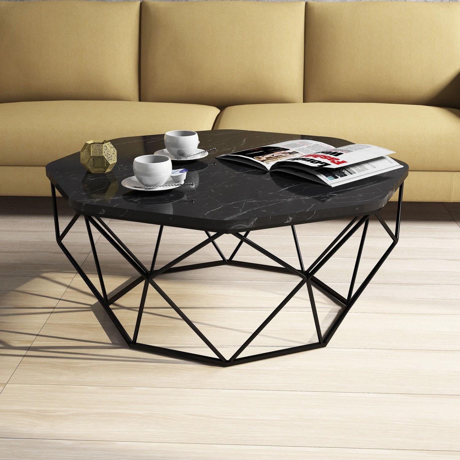 Entdecken Sie den eleganten Diamond Sofatisch in Schwarz von Hanah Home. Ein stilvolles Möbelstück, das modernen und industriellen Charme vereint.