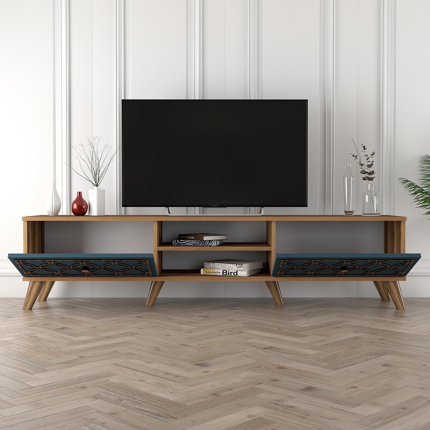 Gestalten Sie Ihr Zuhause mit dem Class Sideboard in Walnuss und Chalcedon von Hanah Home – eine perfekte Kombination aus modernem Design und funktionalem Stauraum.