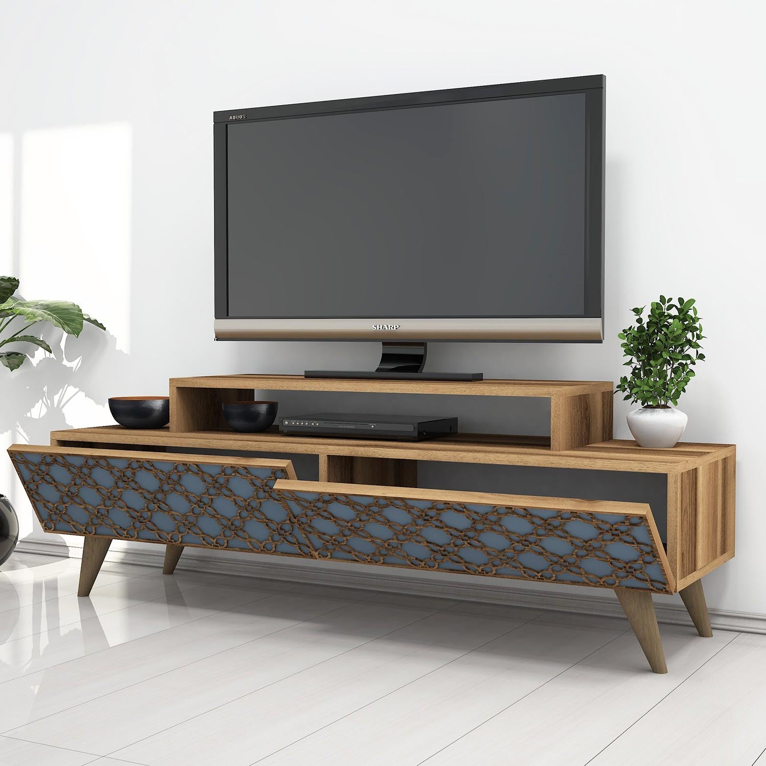 Verleihen Sie Ihrem Wohnraum mit dem City Sideboard in Walnuss und Chalcedon von Hanah Home einen modernen Akzent. Hochwertige Materialien und elegantes Design.