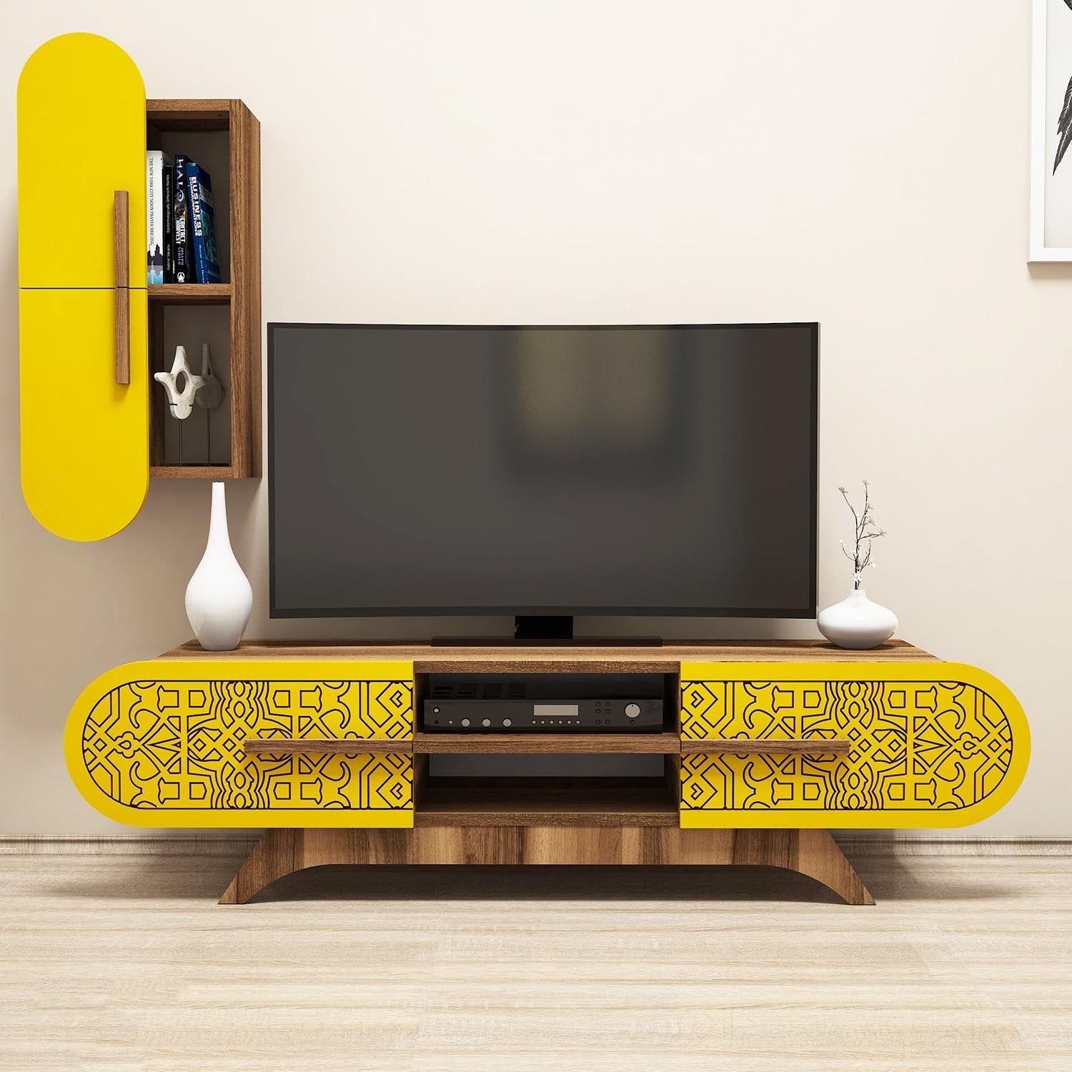 Verleihen Sie Ihrem Wohnzimmer mit dem Defne TV-Möbel in Walnuss und Gelb von Hanah Home einen einzigartigen, bohemian Flair. Funktionalität trifft auf stilvolles Design!