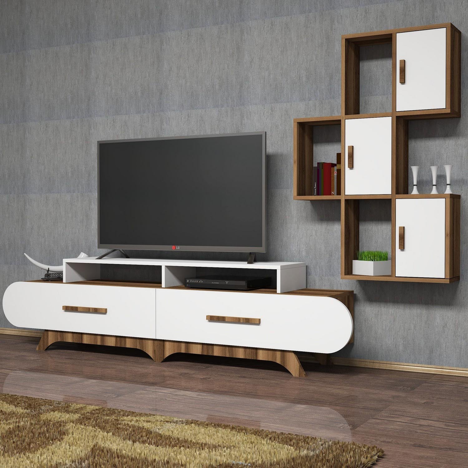 Verleihen Sie Ihrem Wohnzimmer mit dem Flora S TV-Möbel von Hanah Home in Walnuss und Weiß einen eleganten Akzent – praktisch und stilvoll zugleich!