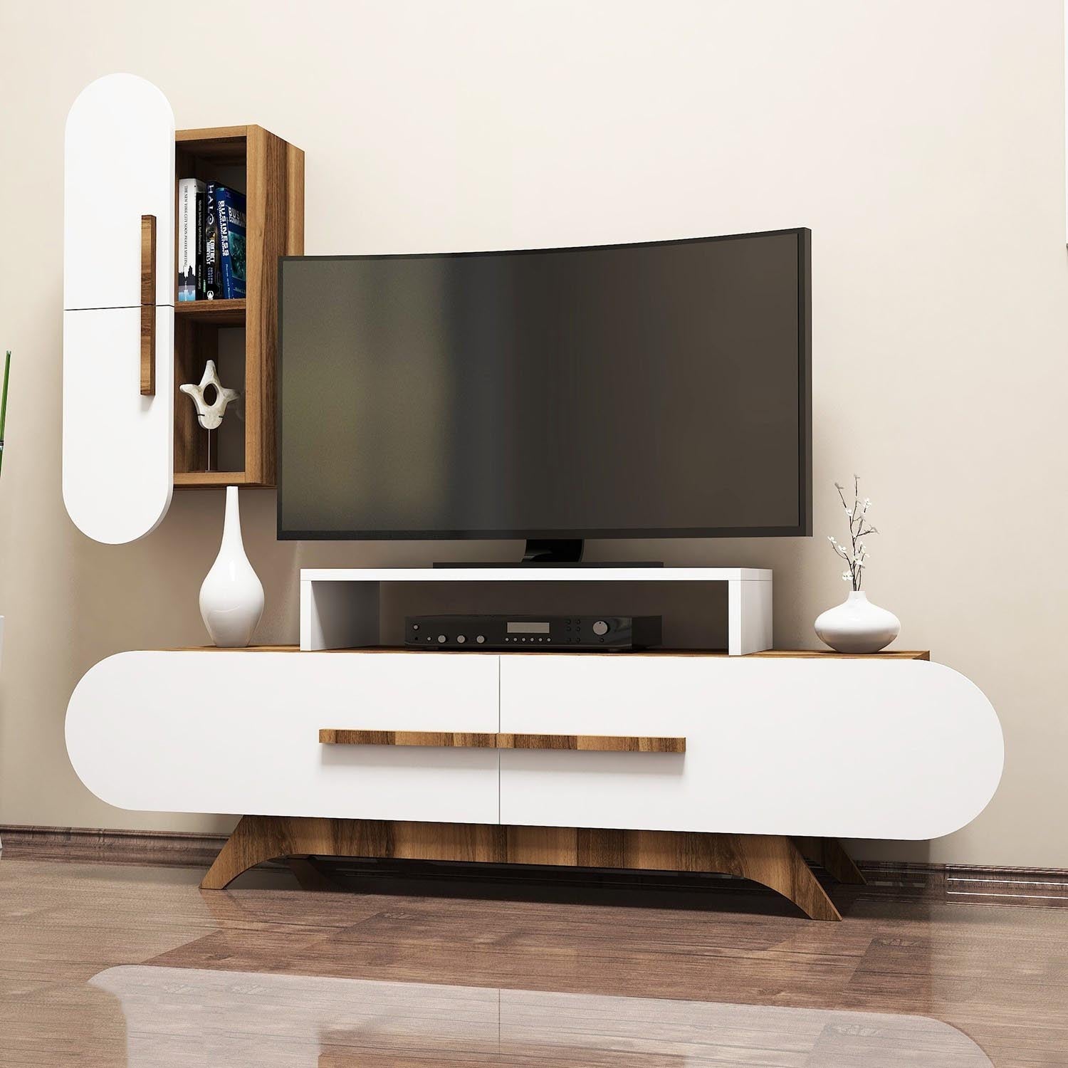 Entdecken Sie das stilvolle TV-Möbel Rose S in Walnuss und Weiß von Hanah Home. Modernes Design trifft auf Funktionalität für Ihr Wohnzimmer.