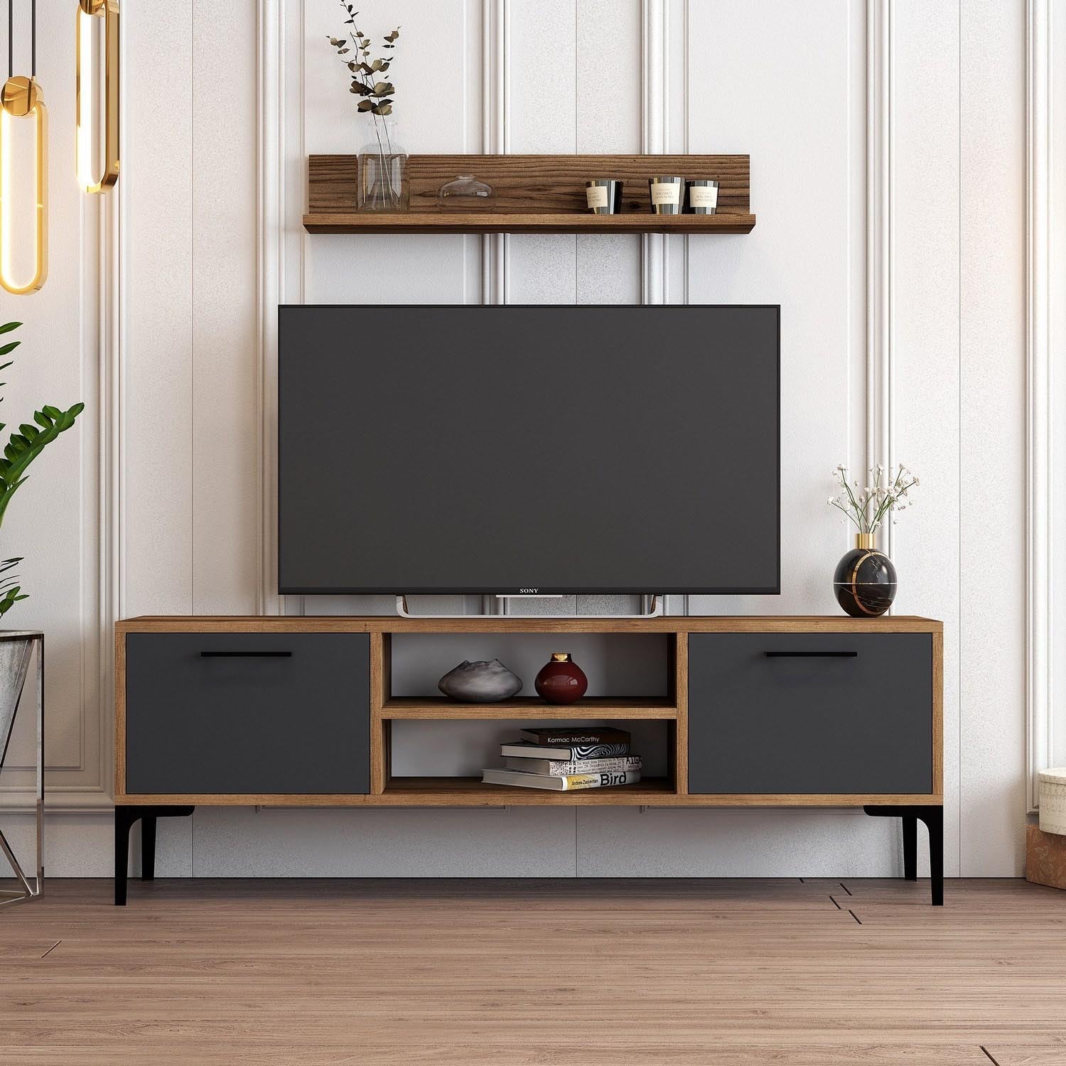 Entdecken Sie das elegante Riga TV-Möbel in Walnuss und Anthrazit von Hanah Home. Stilvolles Design trifft auf praktischen Stauraum für Ihr Wohnzimmer.