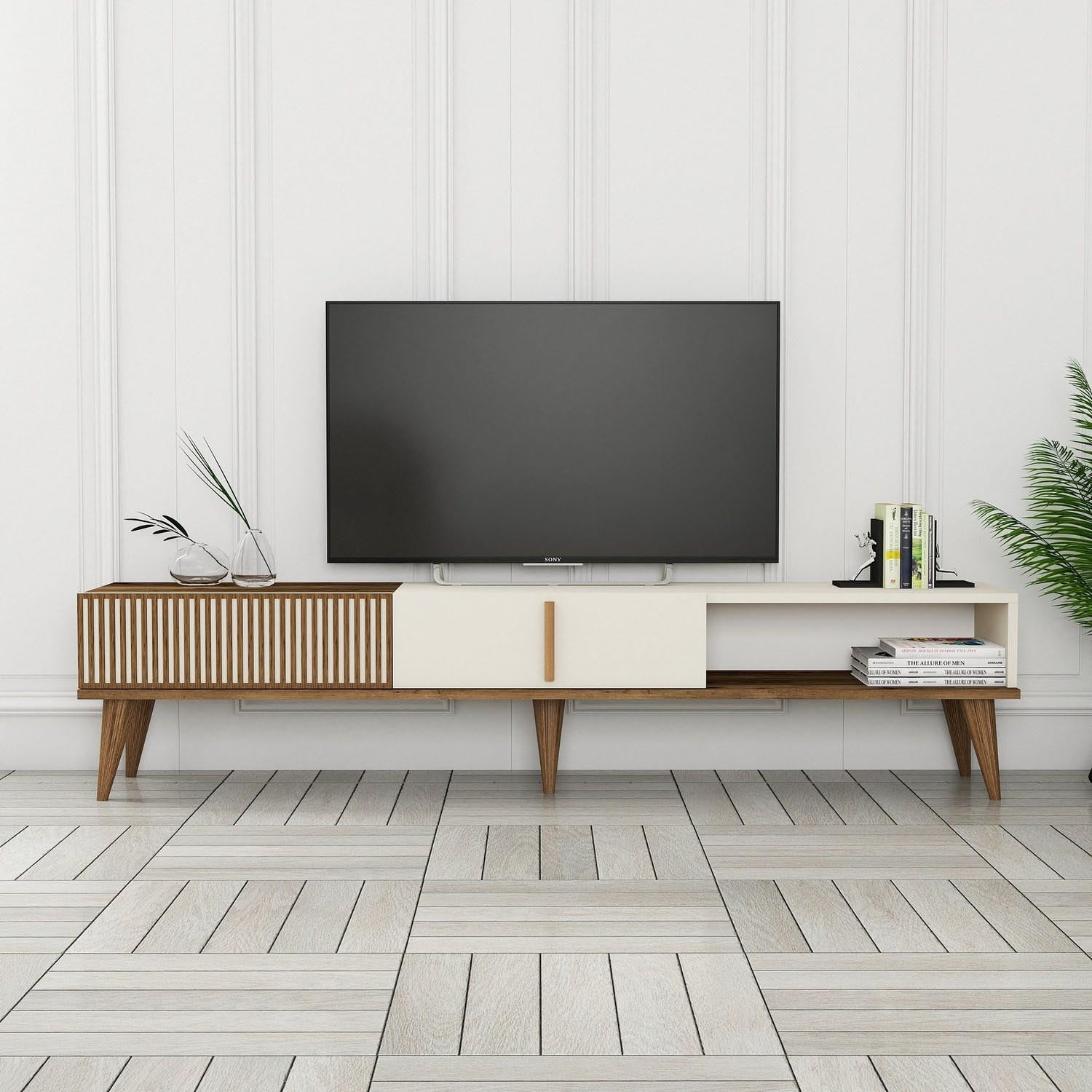 Entdecken Sie das elegante Milan Alt Sideboard in Walnuss und Creme von Hanah Home. Perfekte Kombination aus Stil und Funktionalität für Ihr Wohnzimmer.