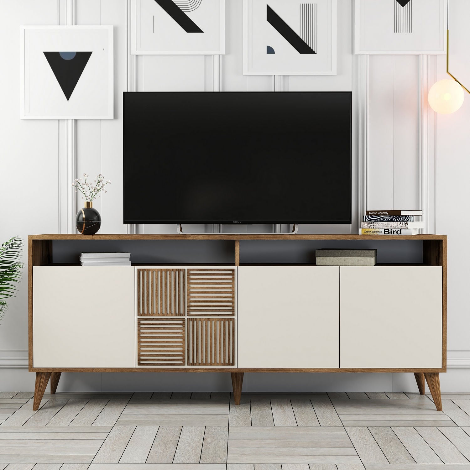 Entdecken Sie das Milan High-Sideboard von Hanah Home in edlem Walnuss und Creme – ein elegantes Möbelstück, das Stil und Funktionalität perfekt kombiniert.