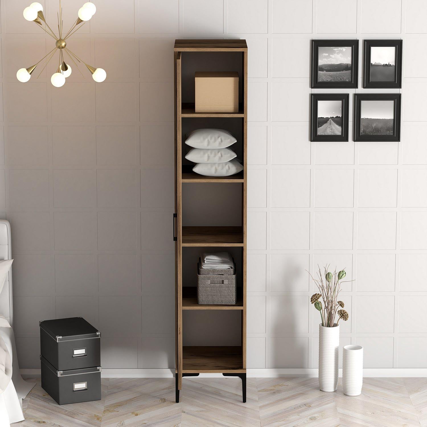 Verleihen Sie Ihrem Schlafzimmer mit der Kumsal P Garderobe aus edlem Walnussholz einen Hauch von Luxus und schaffen Sie Ordnung mit Stil!
