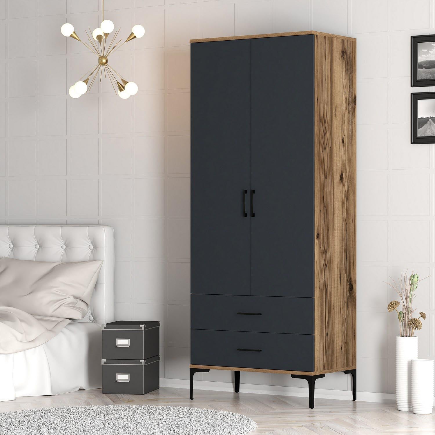 Entdecken Sie die Kumsal T Garderobe in Walnuss und Anthrazit von Hanah Home – stilvoll, langlebig und perfekt für Ihre Aufbewahrungsbedürfnisse!