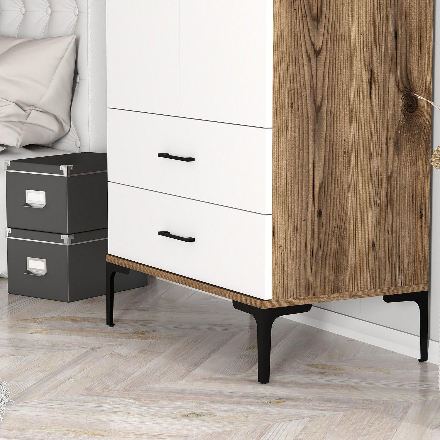 Entdecken Sie die Kumsal T Garderobe von Hanah Home – stilvoll in Walnuss und Weiß, bietet sie eleganten Stauraum und langlebige Qualität für Ihr Schlafzimmer.