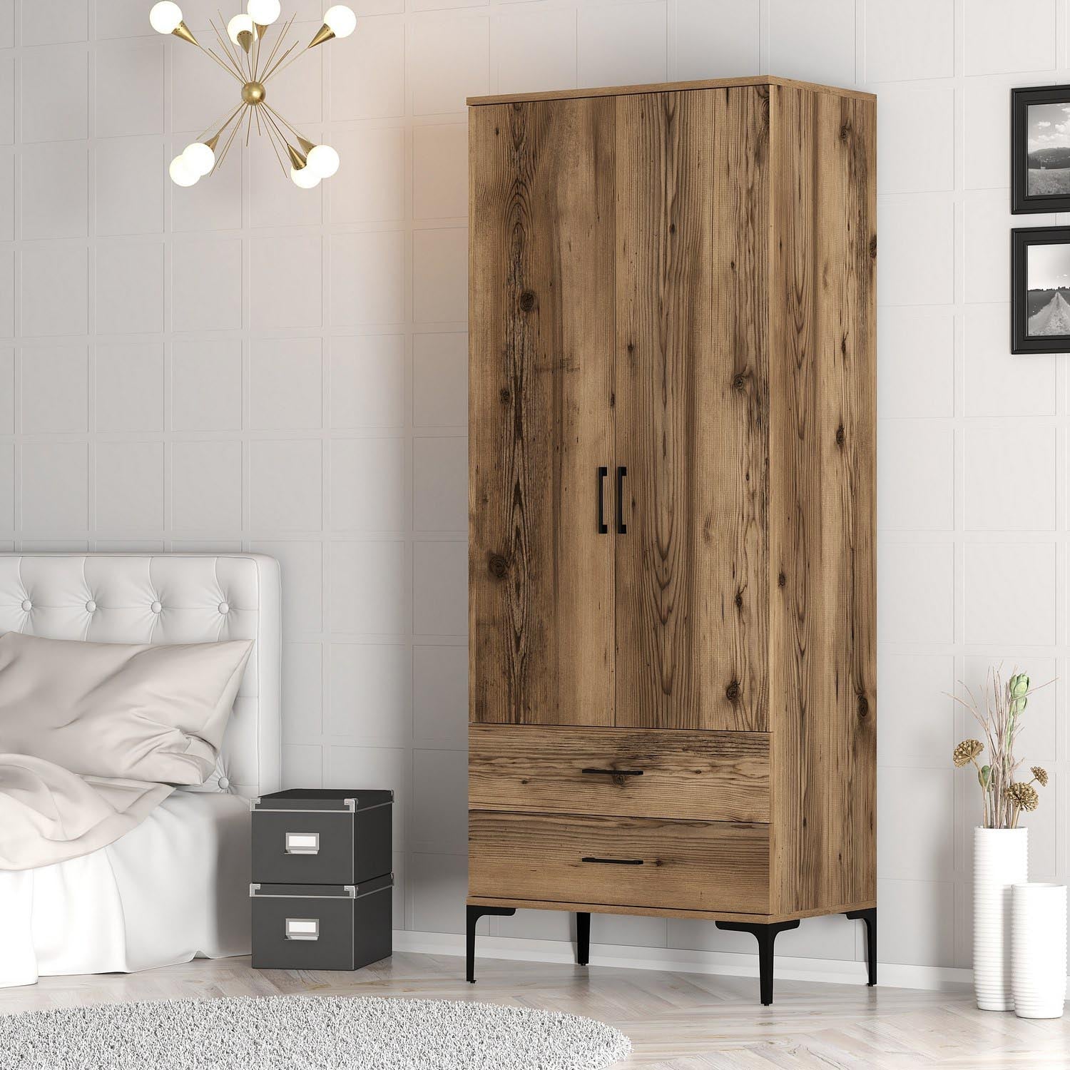 Entdecken Sie die Kumsal T Garderobe in edlem Walnuss-Finish von Hanah Home – die perfekte Kombination aus Eleganz und praktischer Stauraumlösung für Ihr Schlafzimmer.
