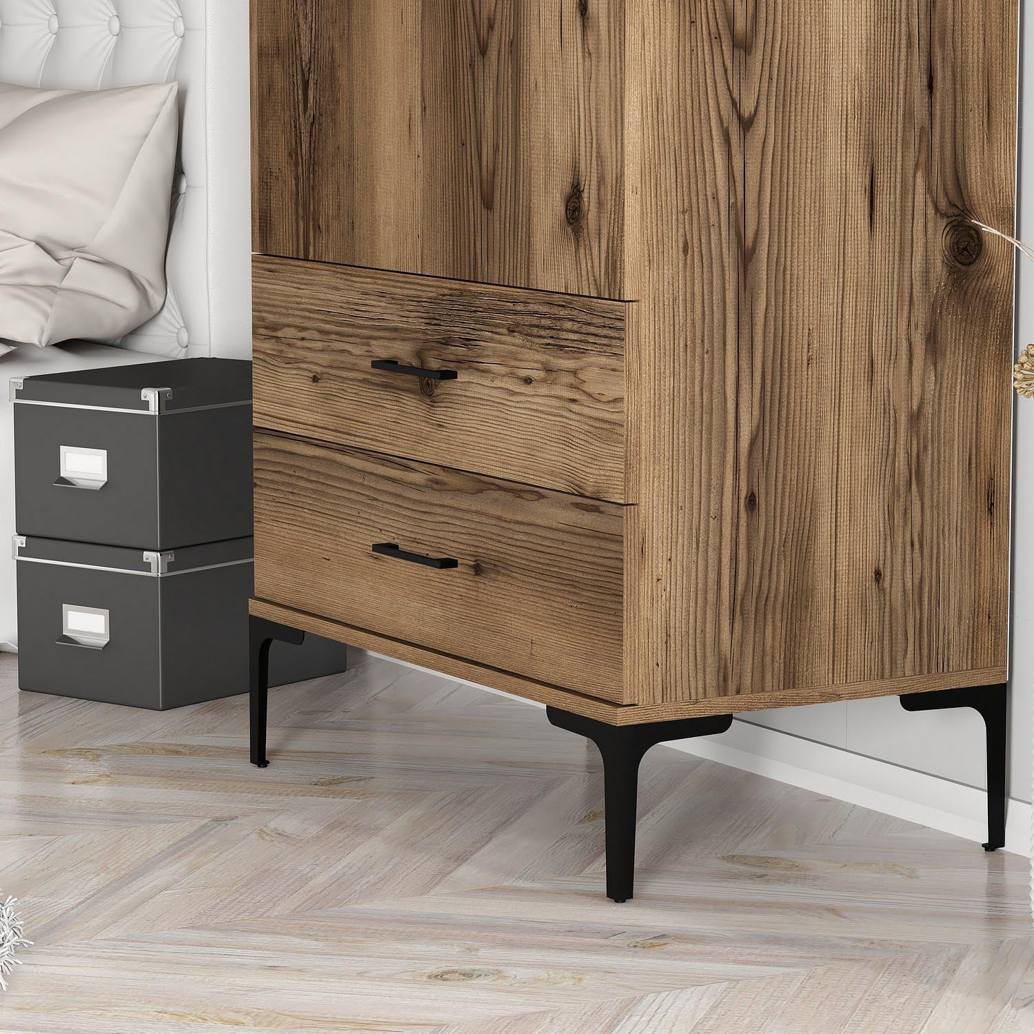Verleihen Sie Ihrem Schlafzimmer mit der Kumsal T Garderobe aus Walnuss von Hanah Home einen Hauch von Luxus und optimalem Stauraum.